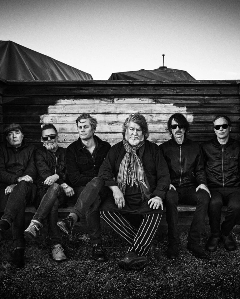 Ett svartvitt foto av gruppen the Soundtrack of our lives