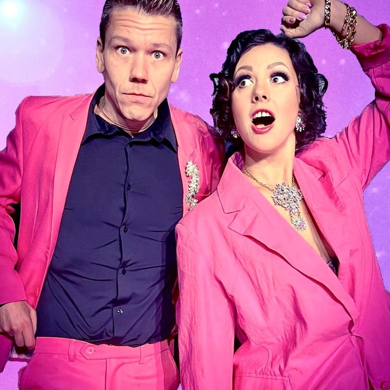 En man och en kvinna i rosa kostymer.