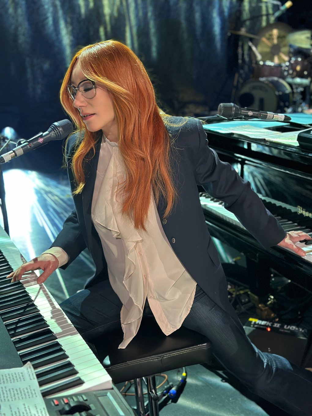 Tori Amos sjunger och spelar på en flygel och ett digitalt keyboard samtidigt.