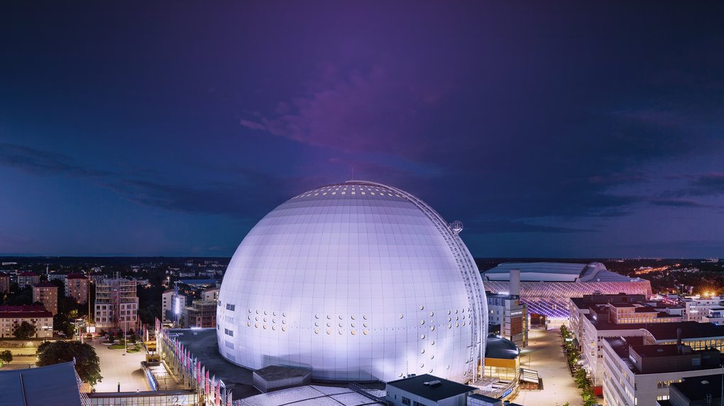 Avicii Arena i Stockholm, världens största sfäriska byggnad. Exteriör, nattbild.