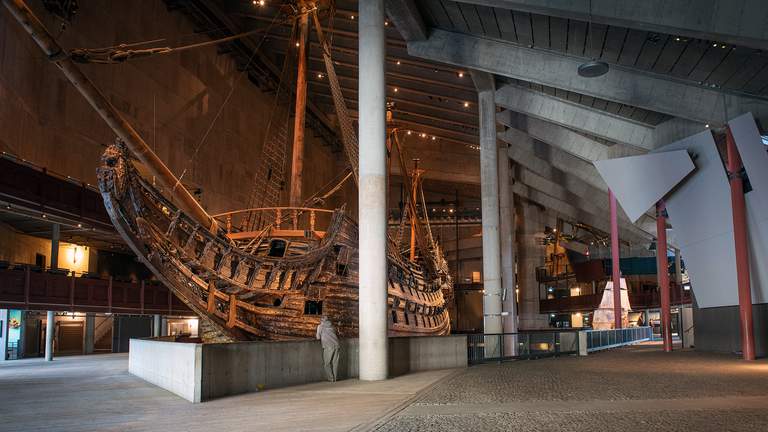 Museer i Stockholm. En man står framför Vasaskeppet i Stockholm.