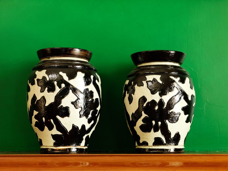 Två vaser på en grön bakgrund.