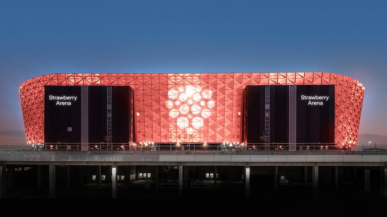 Fasaden på Straberry Arena en solig dag.
