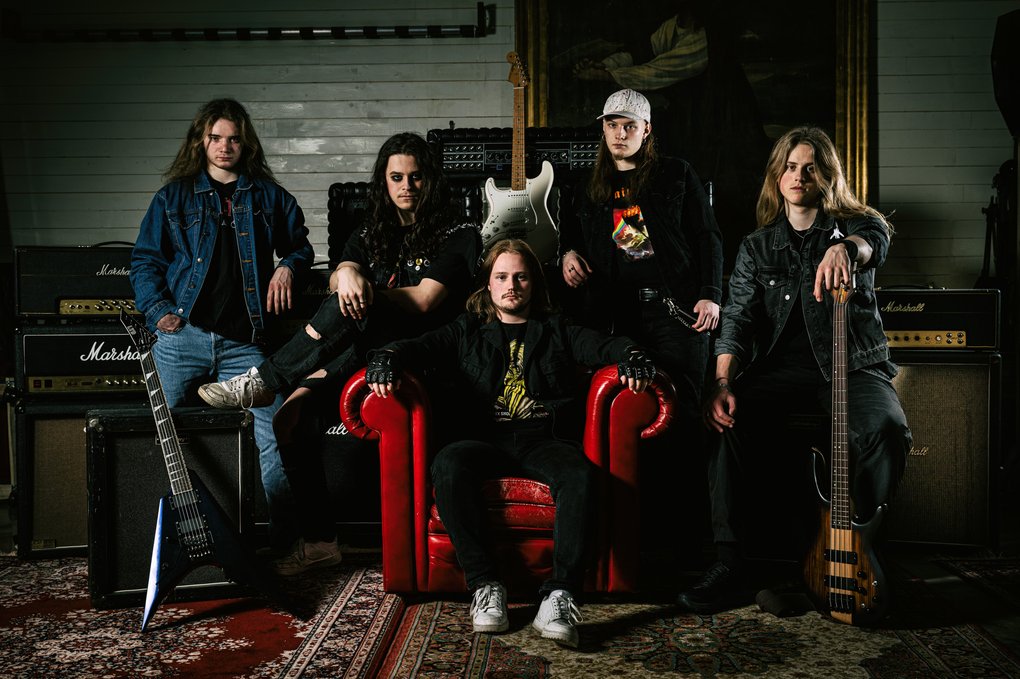 Medlemmarna i Xion i en musikstudio.